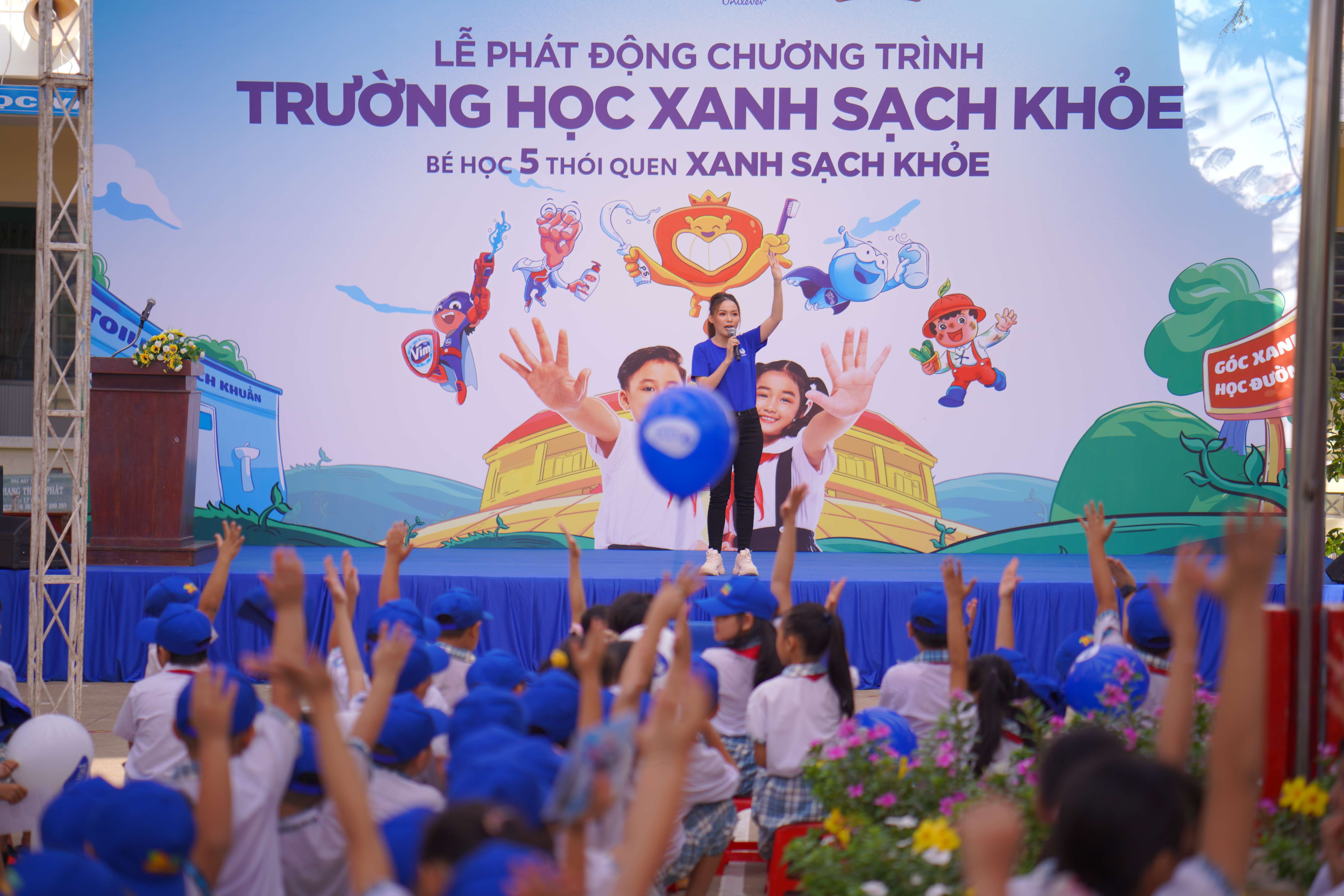 2_ Toan canh san truong nao nhiet tuong tac cung MC chuong trinh